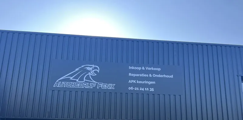 De gevel van Autobedrijf Fenix met het bord: inkoop en verkoop, reparaties en onderhoud, APK keuringen